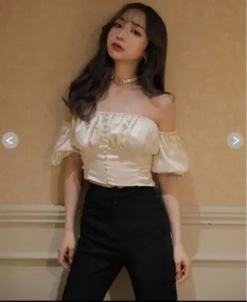 MELT THE LADY 볼륨 슬리브 새틴 블라우스