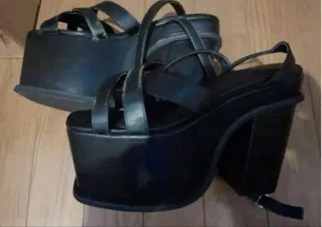 블랙 플랫폼 샌들 하이힐