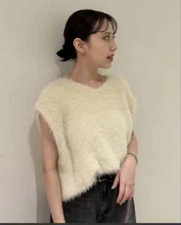 Mila Owen 슬리브리스 V넥 니트 아이보리