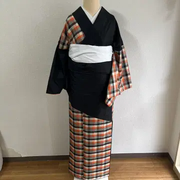 카타미가와리, 블랙 무지와 블랙 오렌지 체크 무늬 코몬 기모노