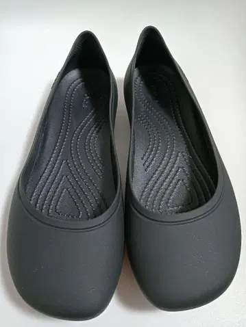 Crocs 블랙 브루클린 플랫슈즈 W7