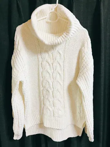 화이트 케이블 짜임 터틀넥 스웨터 L