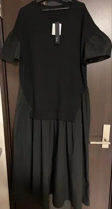 폴린느브로 블랙 이소재 절개 원피스 반팔 플레어