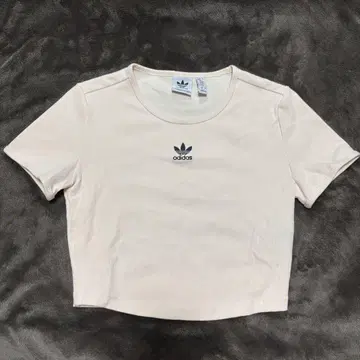 adidas 베이지 크롭 T셔츠 M 사이즈