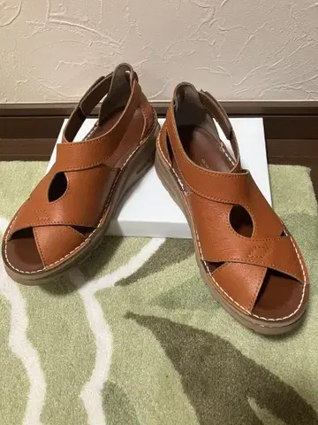 오브 데 뮤즈 C'EST MOI 세 모와 오렌지 브라운 샌들