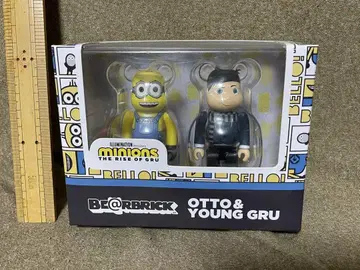 미니언즈 x 베어브릭 오토 영 그루 피규어 bearbrick