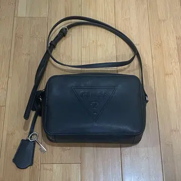 GUESS 숄더백 블랙 스퀘어 로고
