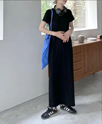 컷 리브 하프 슬리브 원피스 블랙