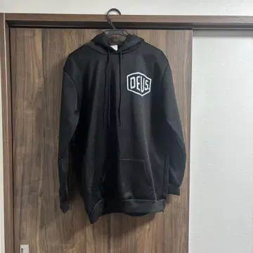 DEUS 블랙 후드 부착 후드티