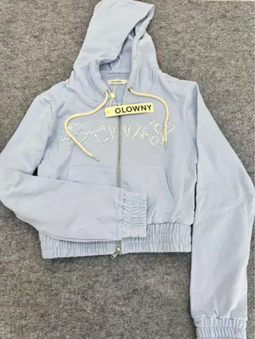 GLOWNY 자수 라이트 블루 크롭 후드티