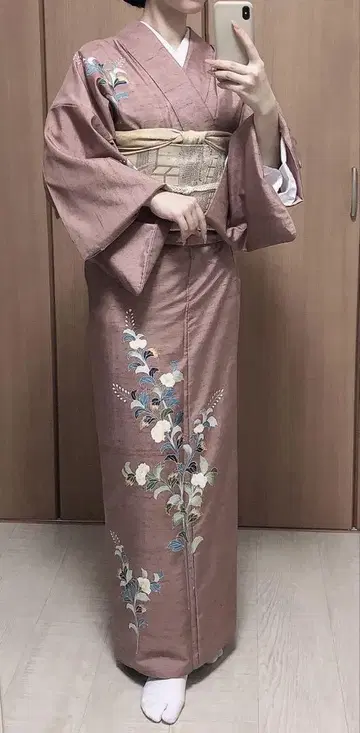새상품급 맑고 깨끗한 꽃무늬 자수 옅은 핑크 기모노 호몬기 츠케사게