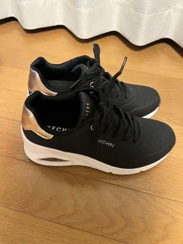 SKECHERS 블랙/골드 스니커즈