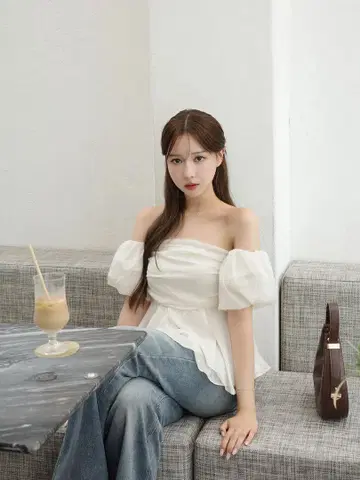 오프숄더 프릴 상의
