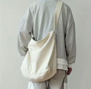 크림색 캔버스 숄더백