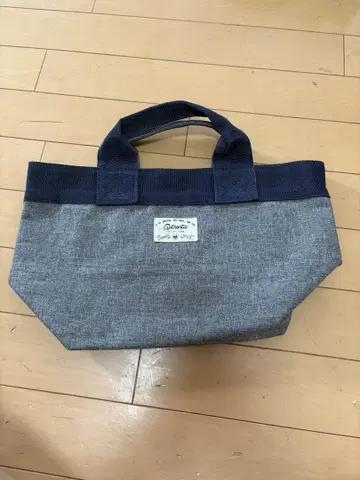 그레이와 네이비의 토트백