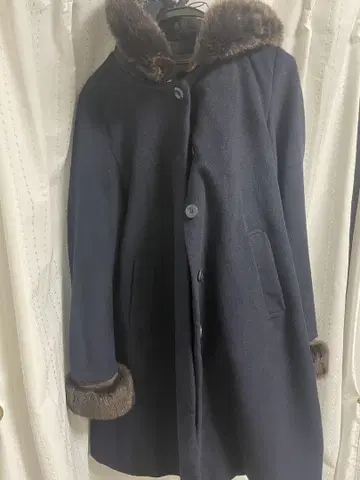 네이비 퍼 부착 롱 코트