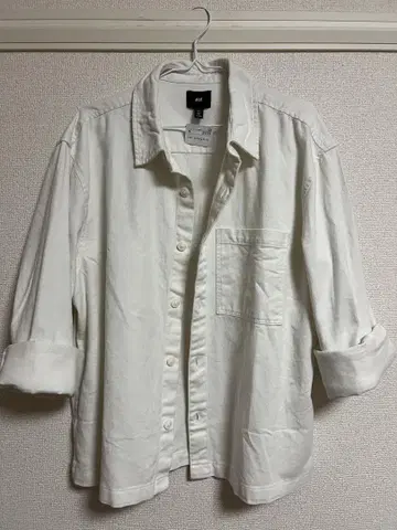 H&M 화이트 긴팔 셔츠 포켓 부착