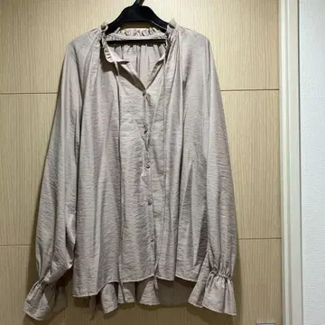 새상품급 피크스팬 프릴 옷깃 베이지 벌룬 슬리브 셔츠