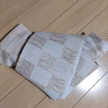 반폭 오비 화이트와 베이지 체크 무늬와 뒷면 줄무늬
