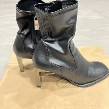 ZARA 블랙 가죽 사이드 지퍼 부착 부츠