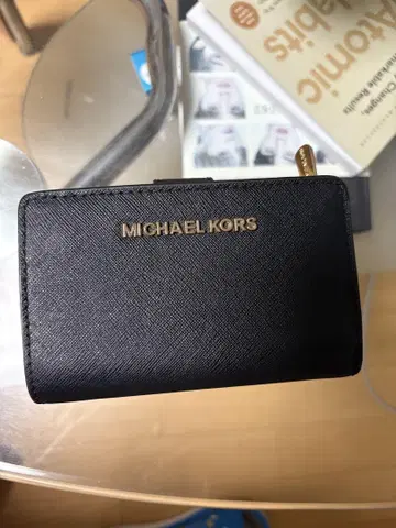MICHAEL KORS 블랙 이단 접이식 지갑