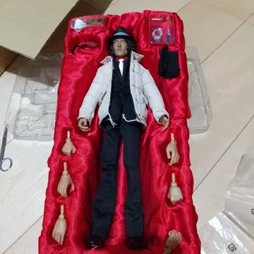 마츠다 유사쿠, 엔터베이, 메디콤토이, 콜라보, 탐정 이야기