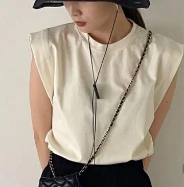 NUGU 슬리브리스 아이보리 T셔츠 F 사이즈