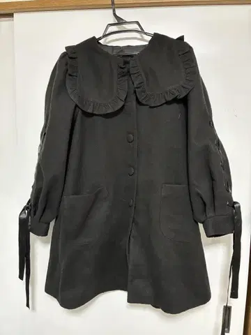 프릴 달린 옷깃 블랙 롱 코트