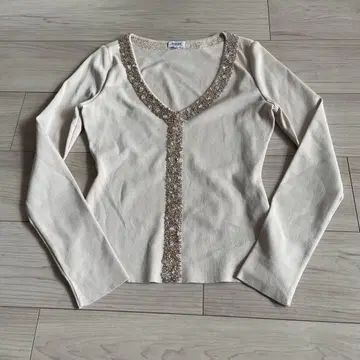 FOXEY 비쥬 V넥 긴팔 니트 아세테이트 나일론 40