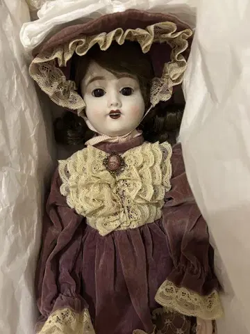 플럼색 드레스의 앤티크 비스크 인형
