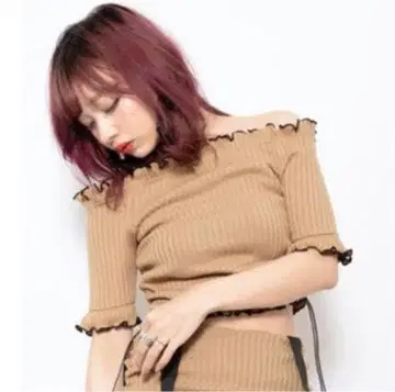 베이지 오프숄더 프릴 반팔 상의