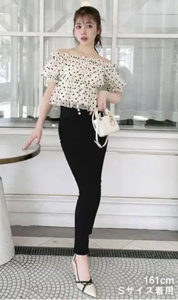 도트 무늬 오프숄더 블라우스 프리 사이즈