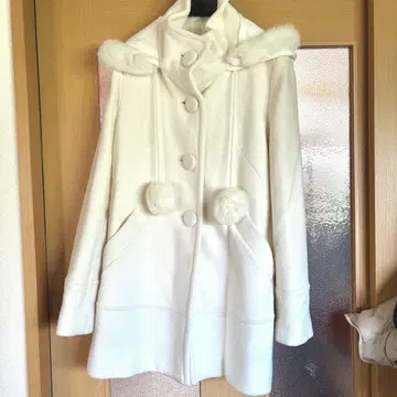 화이트 폼폼 포함 코트