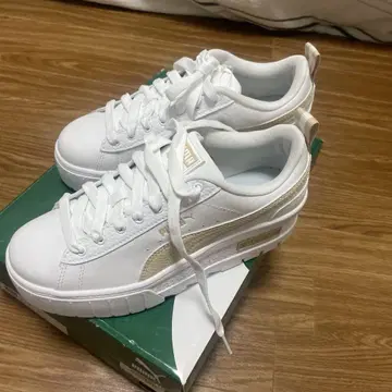 PUMA 화이트/베이지 스니커즈