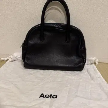 Aeta 블랙 가죽 핸드백