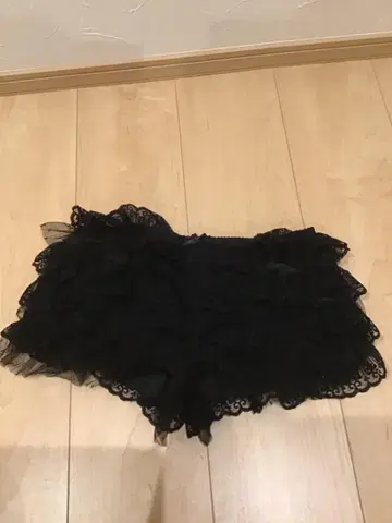Jaded London 블랙 프릴 숏팬츠 S 사이즈