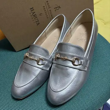 컨디션 최상 HARUTA 로페피크닉 콜라보 실버 로퍼 23.5cm