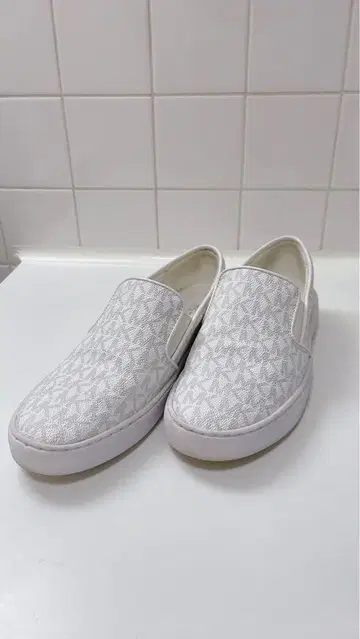 Michael Kors 화이트 슬립온