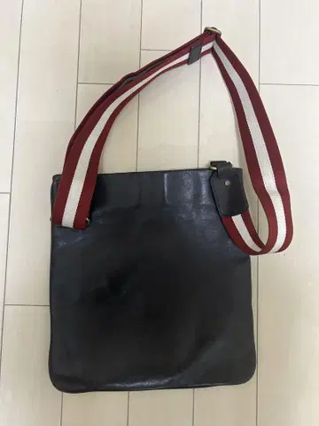 BALLY 가죽 숄더백 블랙 빨흰 스트라이프