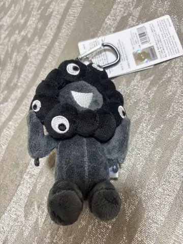 오사카 엑스포 검은색 미야쿠미야쿠 카라비너 포함 마스코트 블랙 앉은 모습