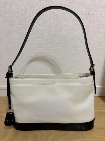 에네스베 소가죽 숄더백 화이트 로고 참 포함