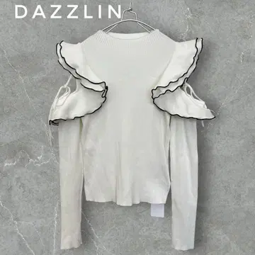 dazzlin 숄더 오픈 프릴 니트