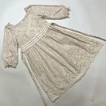 핑크하우스 미색 미니 꽃무늬 자수 셔링 사용 튜닉 블라우스