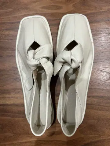 HEREU 화이트 플랫슈즈 38