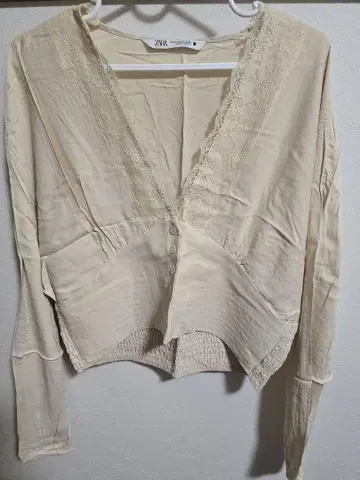 ZARA 베이지 레이스 크롭 셔츠