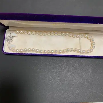진주 목걸이 꽃 모티브 클로징