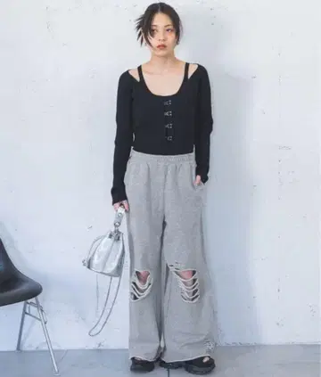 데미지 가공 스웨트 팬츠 그레이