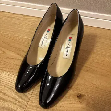 블랙 스틸레토 펌프스 골드 힐 거의 미사용품