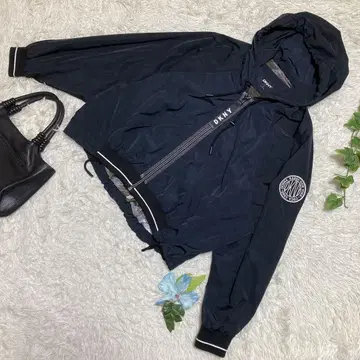새상품급 DKNY 점퍼 블랙 와펜 드로 코드 얇은 소재 손세탁 가능 M