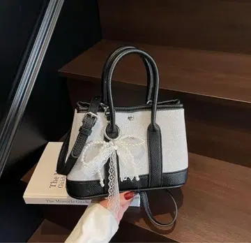 화이트 블랙 리본 숄더백